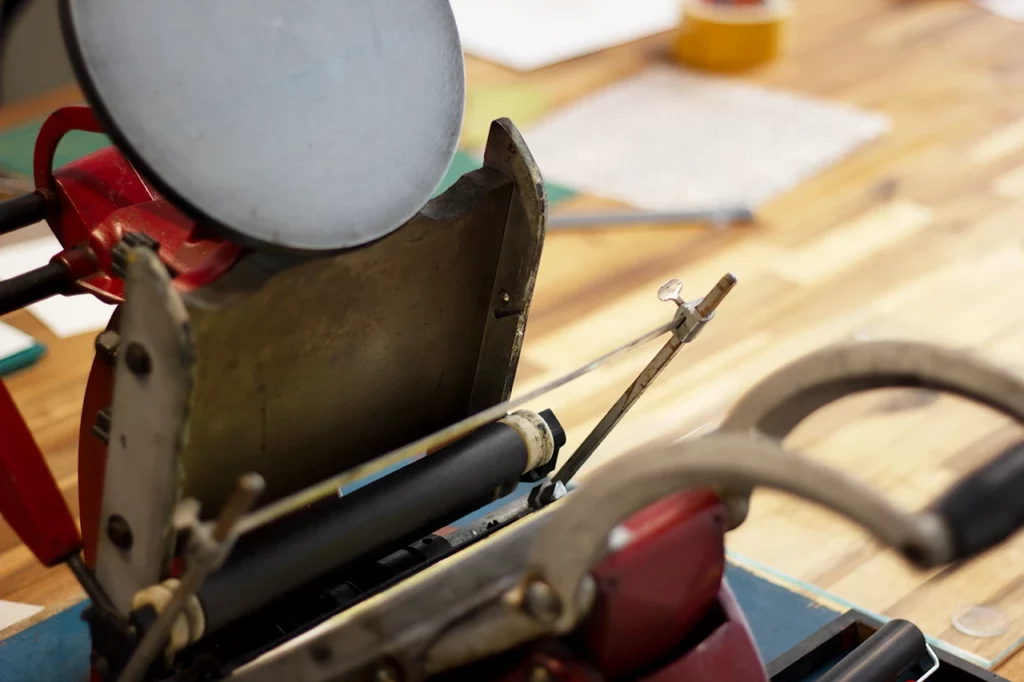 Vue sur l’emblématique presse typographique rouge Adana 8x5.