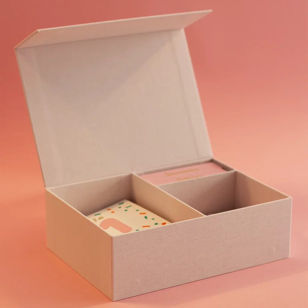 Coffret de naissance personnalisé rose ouvert, fond rose
