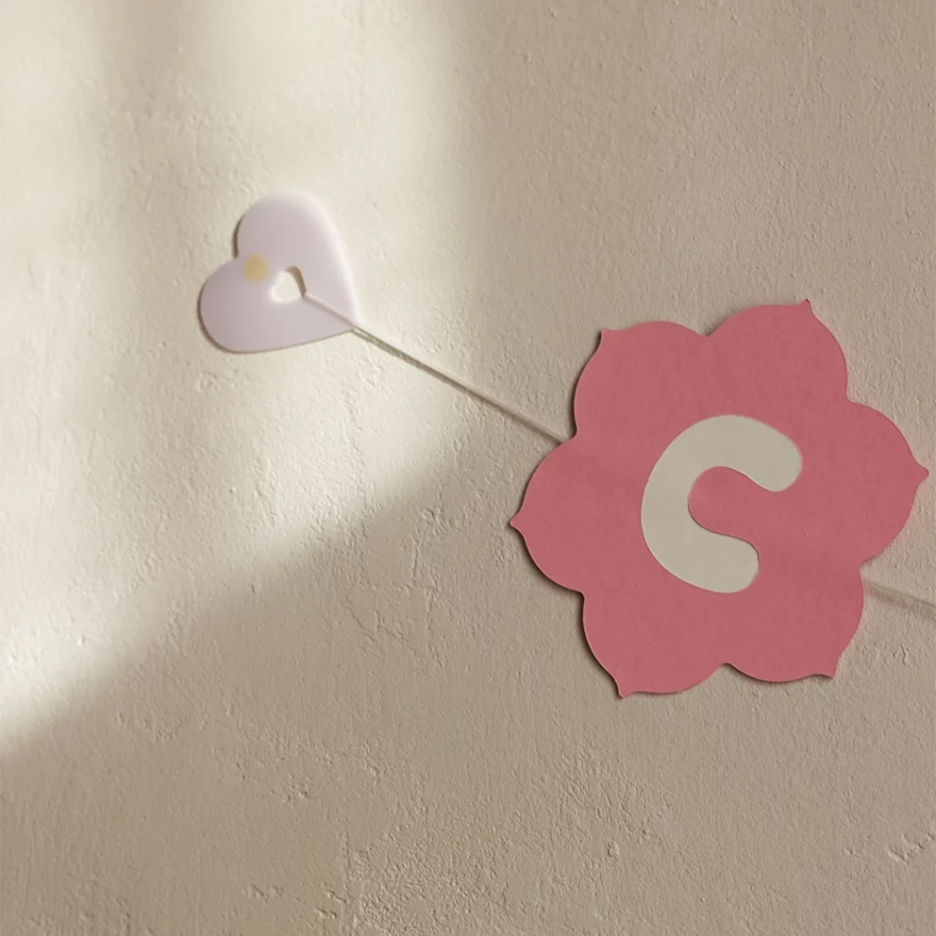 Guirlande prénom en marqueterie de papier personnalisable, Colombe, couleur rose, vue de face zoom 2