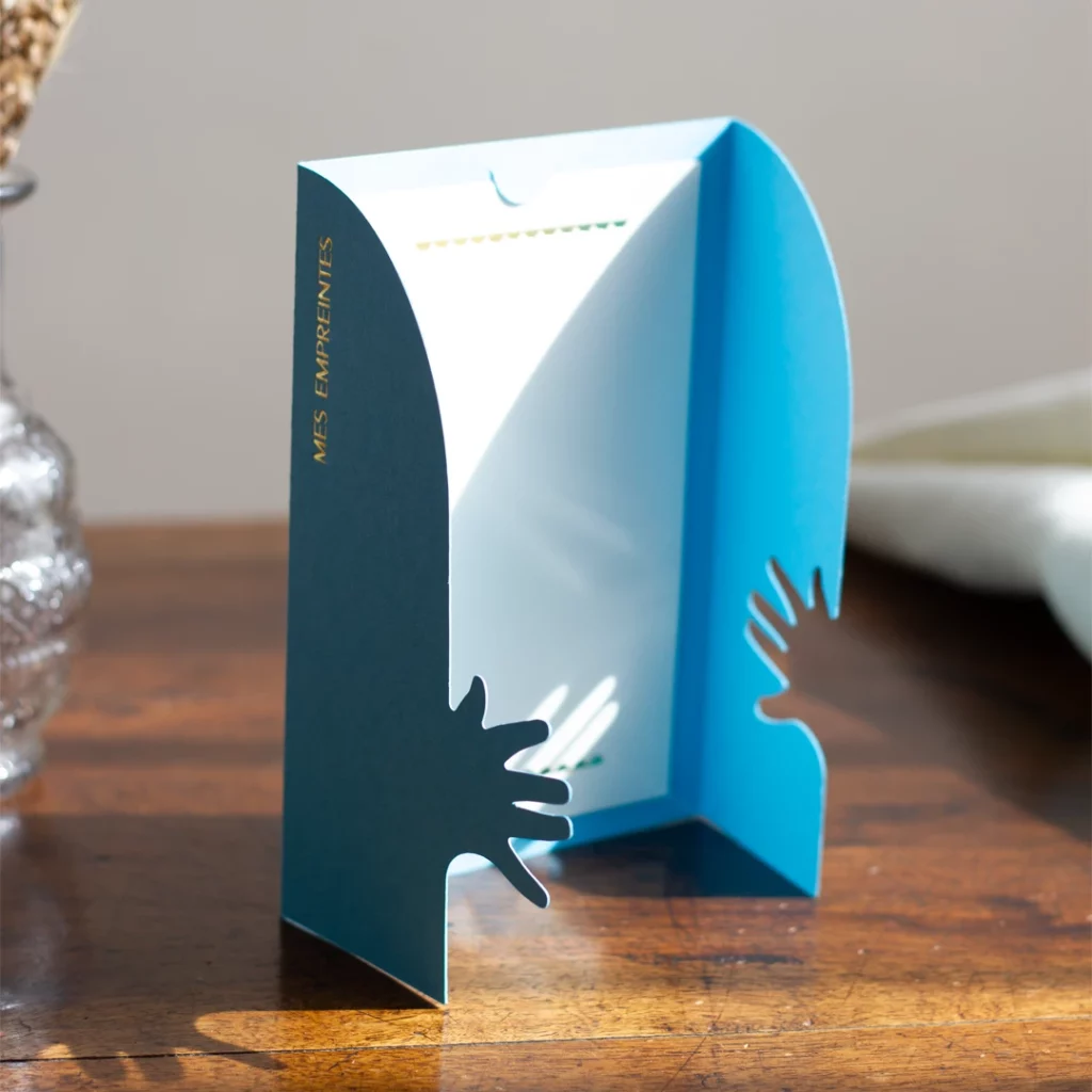 Livret de cartes empreintes pour bébé personnalisable ouvert, bleu, vue de profil