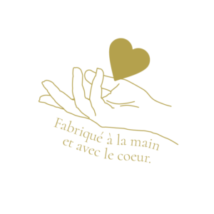 Logo "Fabriqué à la main et avec le coeur" de l'atelier Forme contre forme.