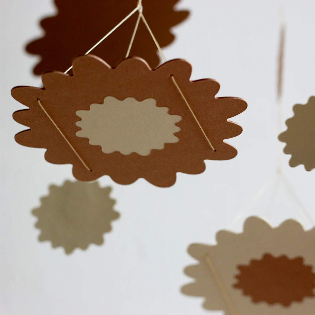 Mobile bébé en marqueterie de papier personnalisable, cocos et vieux blanc, vue de dessous zoom fleur