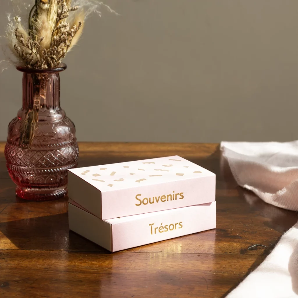 Petites boîtes souvenirs et trésors personnalisables rose, vue de profil