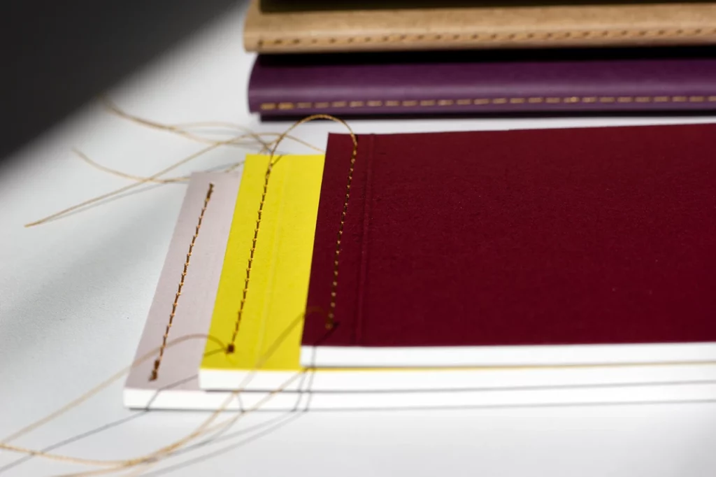 Plusieurs carnets faits main avec une reliure Singer, cousus soit à cheval, soit à plat, disponibles à l'atelier.