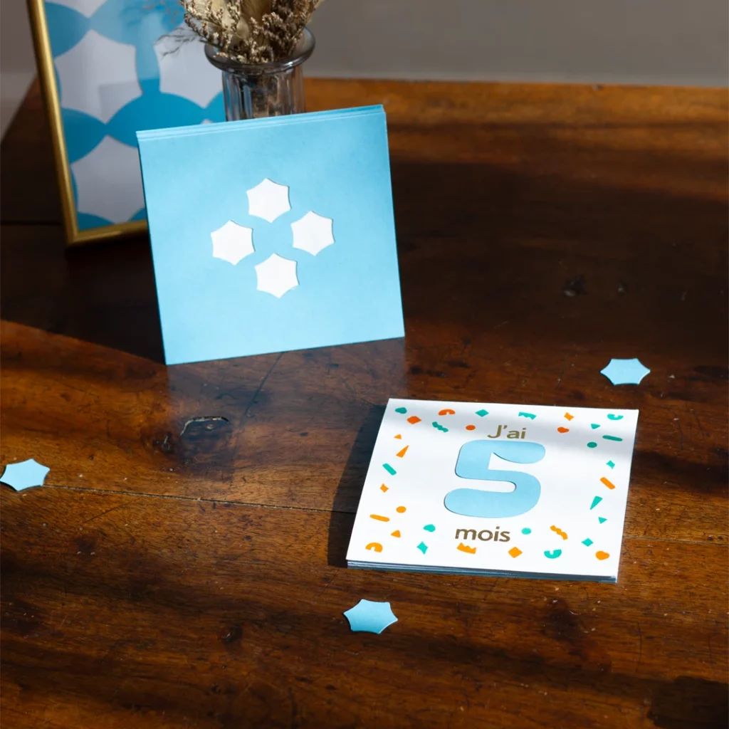 Set de 12 cartes mois anniversaire personnalisable, bleu, 5 mois, 4 formes géométriques, vue de profil