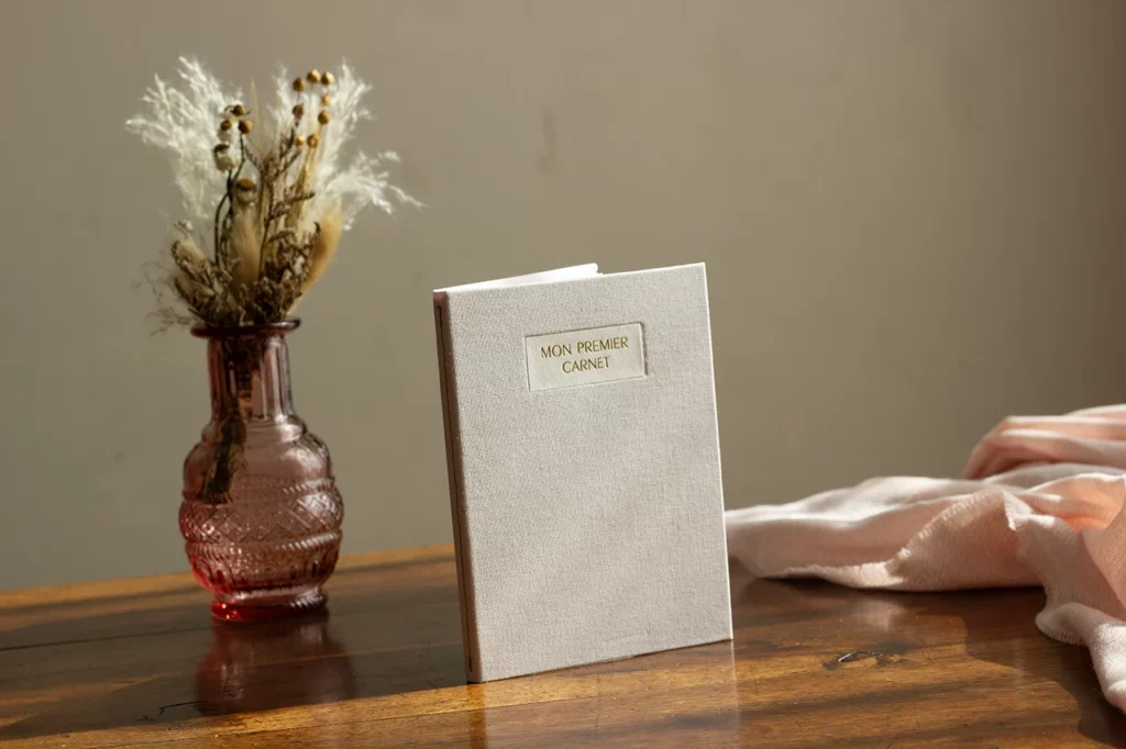 Dorure à chaud traditionnelle sur toile de reliure – carnet de naissance. Dorure à chaud traditionnelle sur toile de reliure – carnet de naissance.