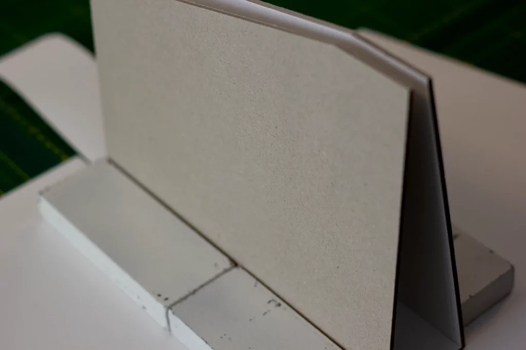 Montage du prototype en carton gris avant l’étape de rembordage. Montage du prototype en carton gris avant l’étape de rembordage.