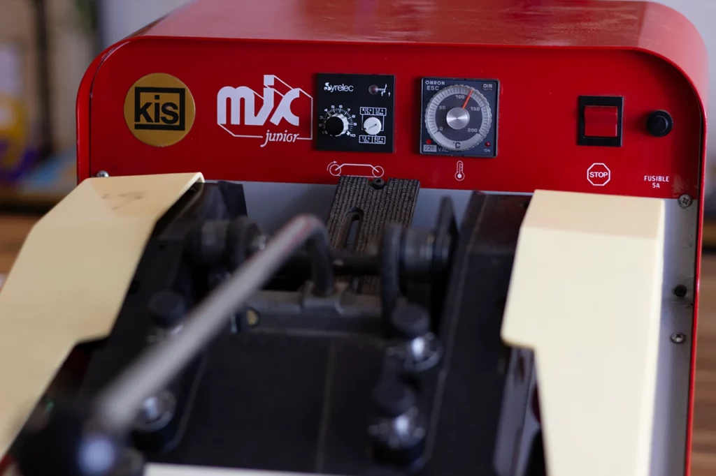 Presse à dorer Kis-Mic Junior 2, utilisée dans mon atelier Forme contre forme. Presse à dorer Kis-Mic Junior 2, utilisée dans mon atelier Forme contre forme.