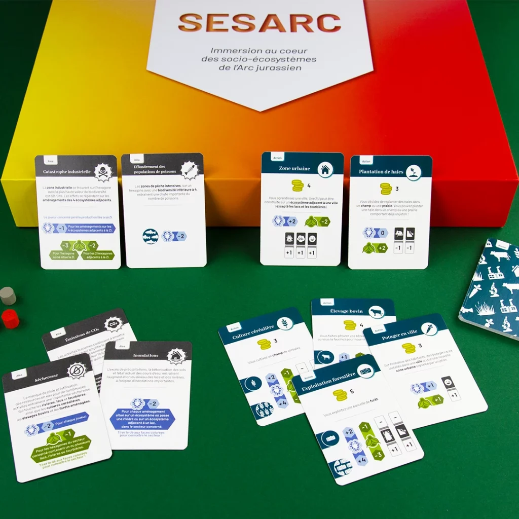 Boîte et cartes du jeu de société SESARC, design graphique par Alexandrine Thore.