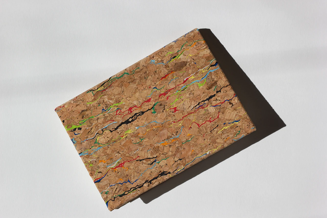Carnet fait main à l’atelier Forme contre forme, cousu à la main, avec une couverture en toile de liège Wonderland de chez HZCORK — vue de haut, à plat.