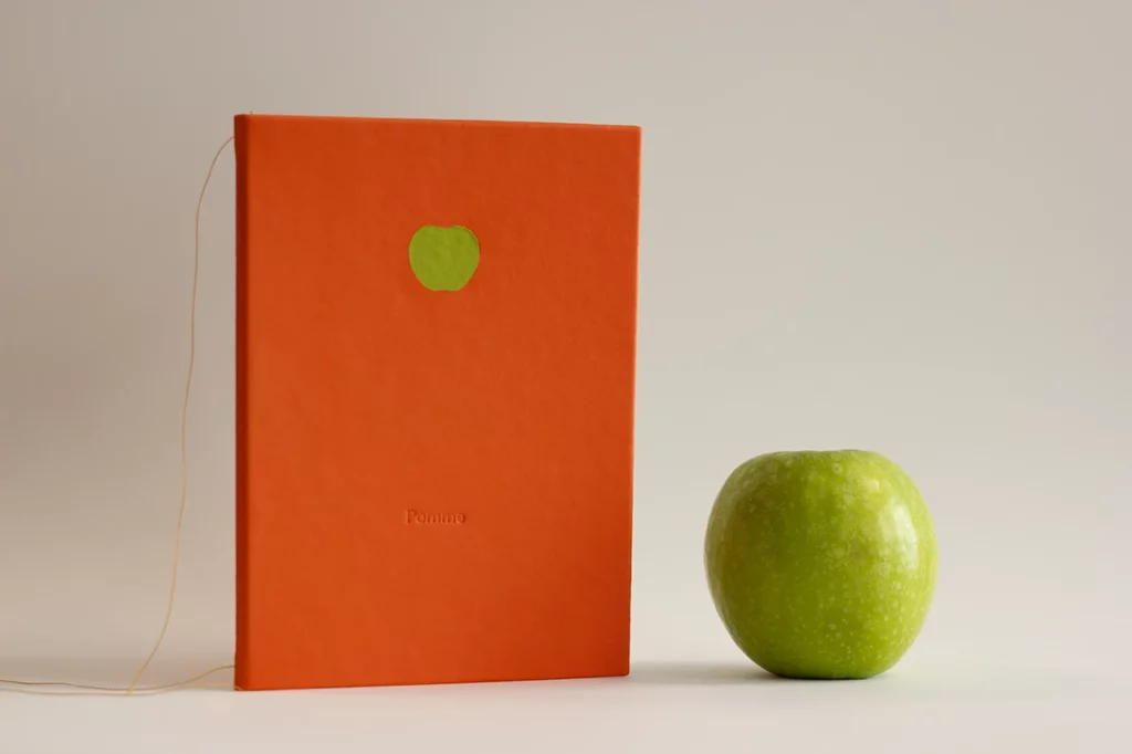 Carnet finalisé, fait main à l'atelier Forme contre forme : reliure Singer et couverture en marqueterie de cuir de pomme SIDRA (Schmedt), orange et vert. Carnet finalisé, fait main à l'atelier Forme contre forme : reliure Singer et couverture en marqueterie de cuir de pomme SIDRA (Schmedt), orange et vert.