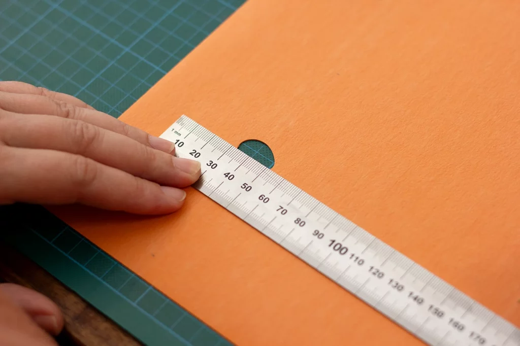 Étape de mesure avant contrecollage du carton gris sur le cuir de pomme. Étape de mesure avant contrecollage du carton gris sur le cuir de pomme.