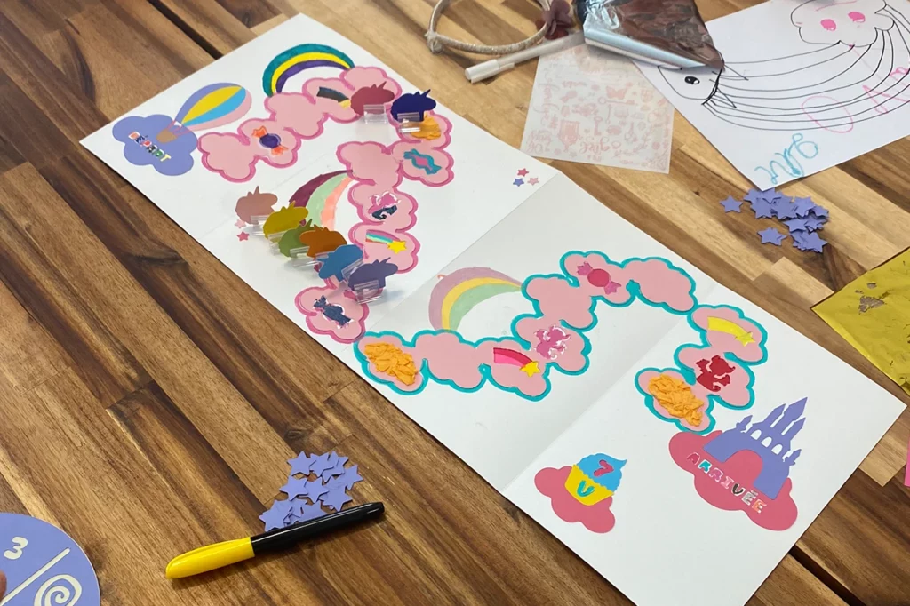 Plateau de jeu "Au royaume des licornes" après personnalisation par les enfants.