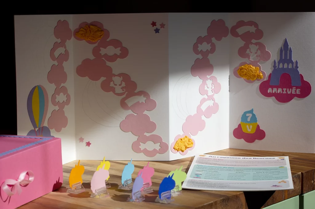 Plateau de jeu "Au royaume des licornes" avant personnalisation par les enfants (2).