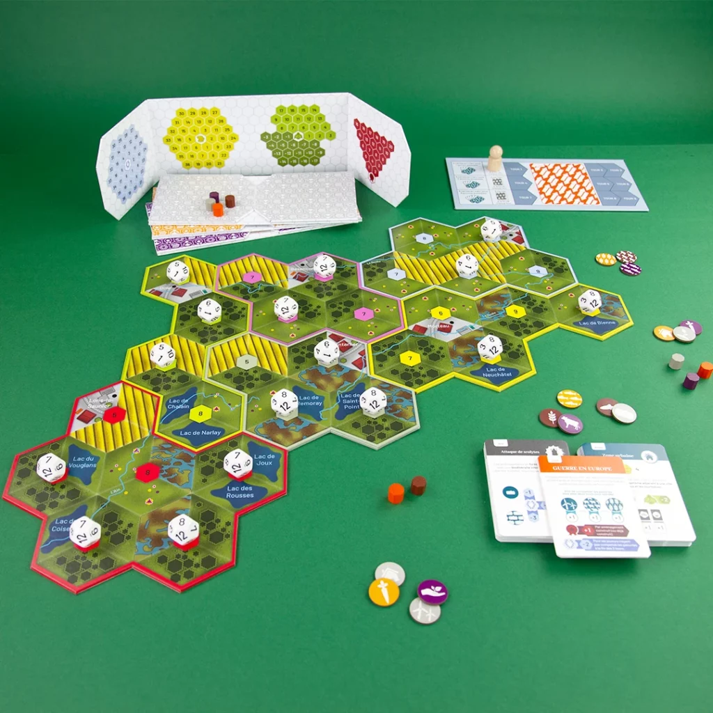 Plateau de jeu SESARC et ses cartes, designé par Alexandrine Thore.