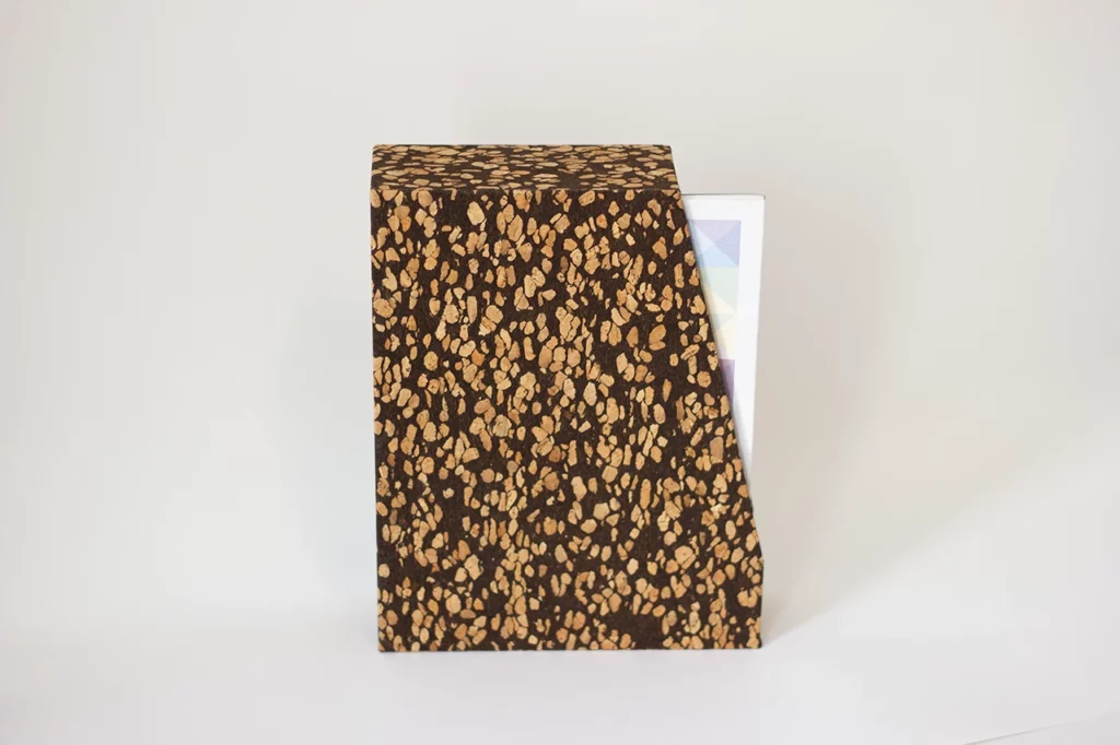 Porte-revues vu de côté, en toile de liège, contenant des documents. Porte-revues vu de côté, en toile de liège, contenant des documents.