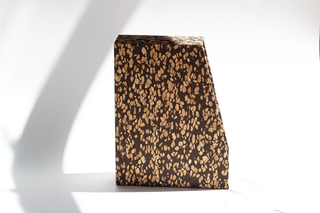 Porte-revues vu de côté, recouvert de toile de liège Espresso de chez HZCORK. Porte-revues vu de côté, recouvert de toile de liège Espresso de chez HZCORK.