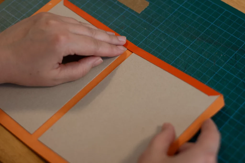 Rembordage de la couverture en cuir de pomme orange. Rembordage de la couverture en cuir de pomme orange.
