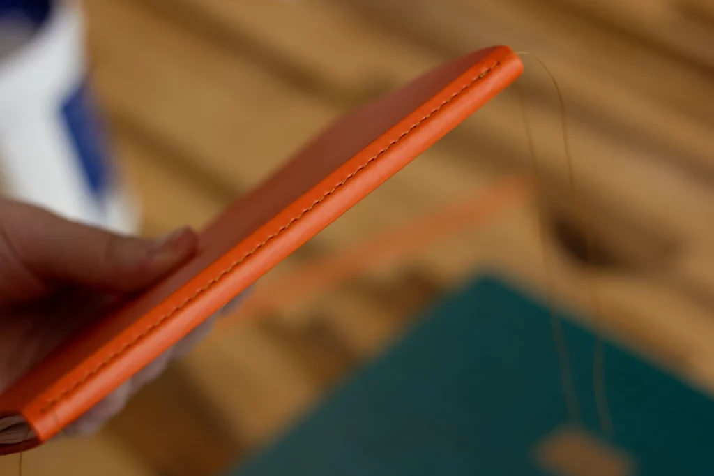 Zoom sur la reliure du carnet en cuir de pomme. Zoom sur la reliure du carnet en cuir de pomme.