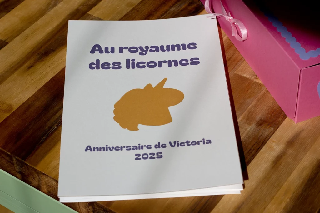 Zoom sur le plateau de jeu "Au royaume des licornes" une fois replié.
