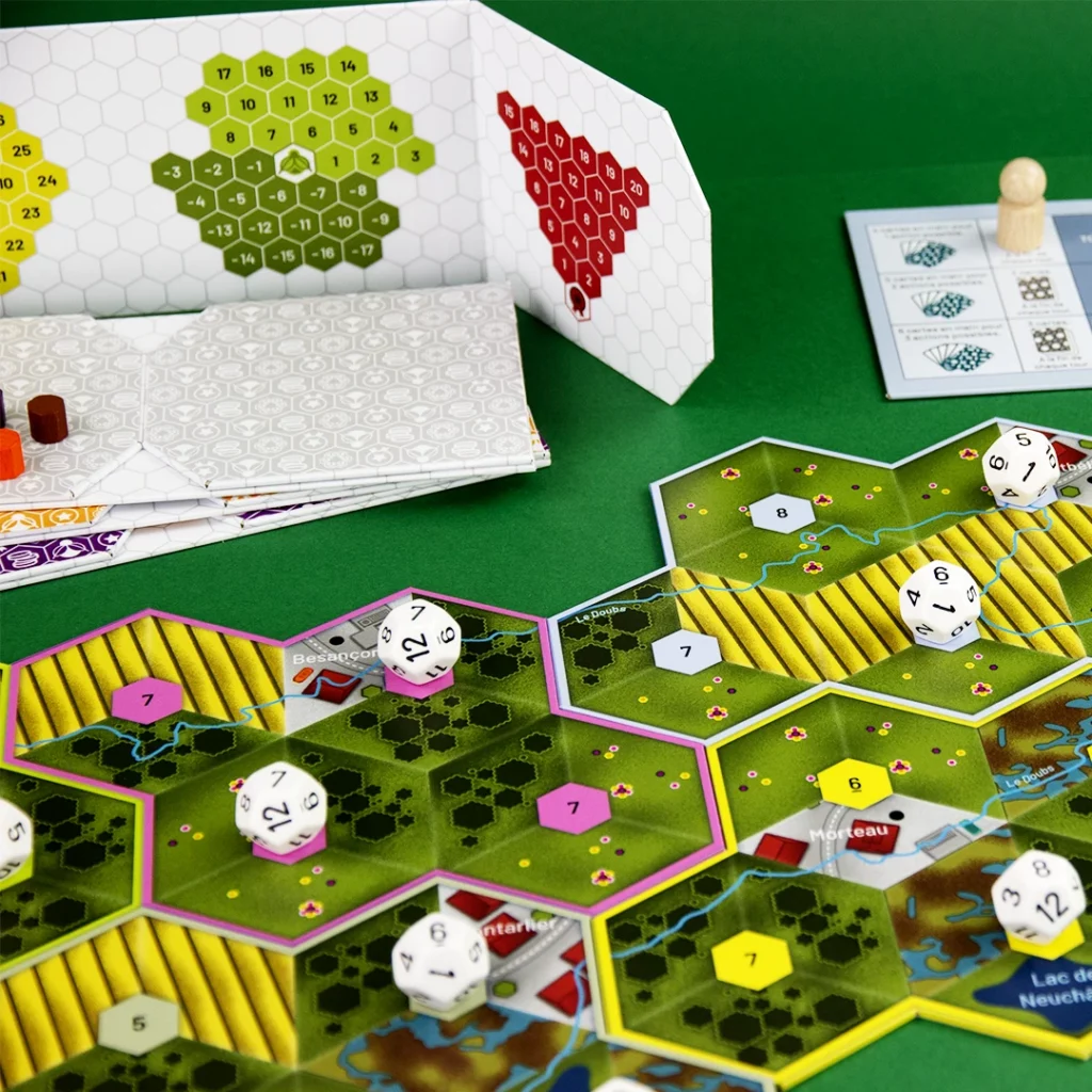 Zoom sur le plateau et les cartes du jeu de société SESARC, designé par Alexandrine Thore.