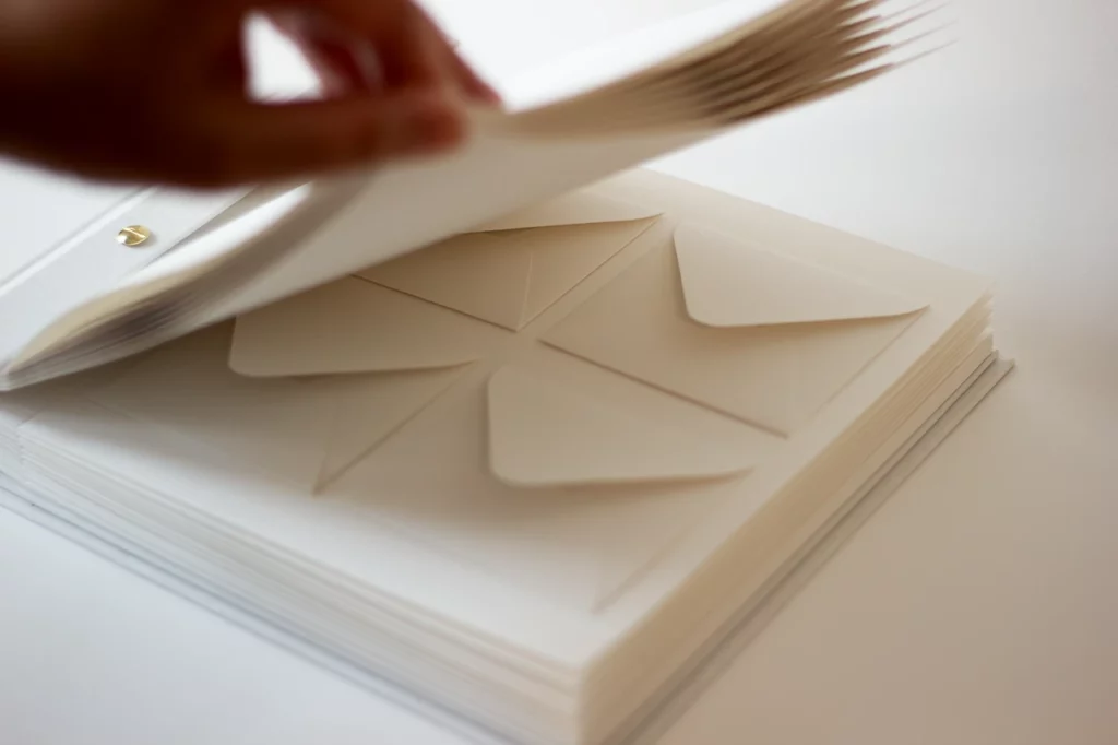 Feuilletage du livre d’or – aperçu des pages en cours de consultation.
