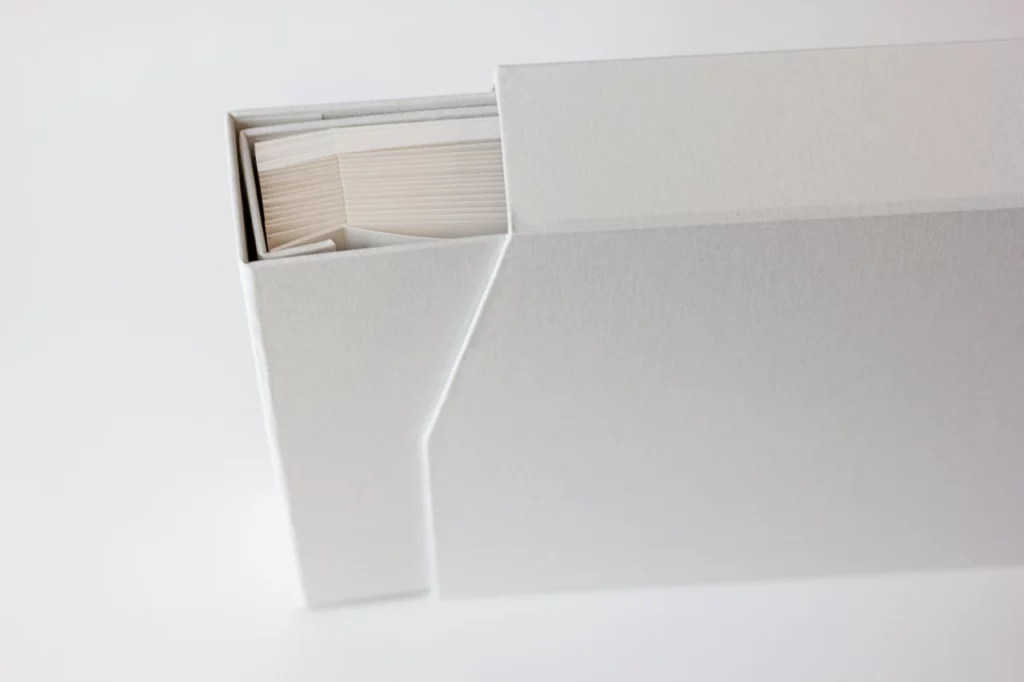 Livre d’or en cours de sortie de son fourreau – vue de dessus.