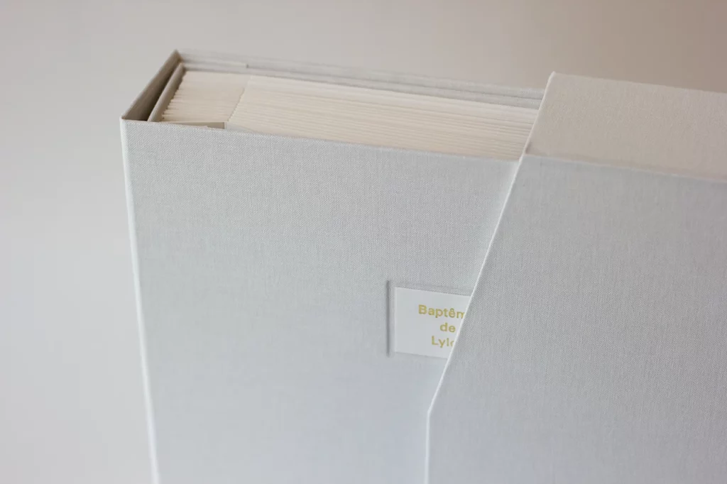 Livre d’or en cours de sortie de son fourreau – vue de profil.