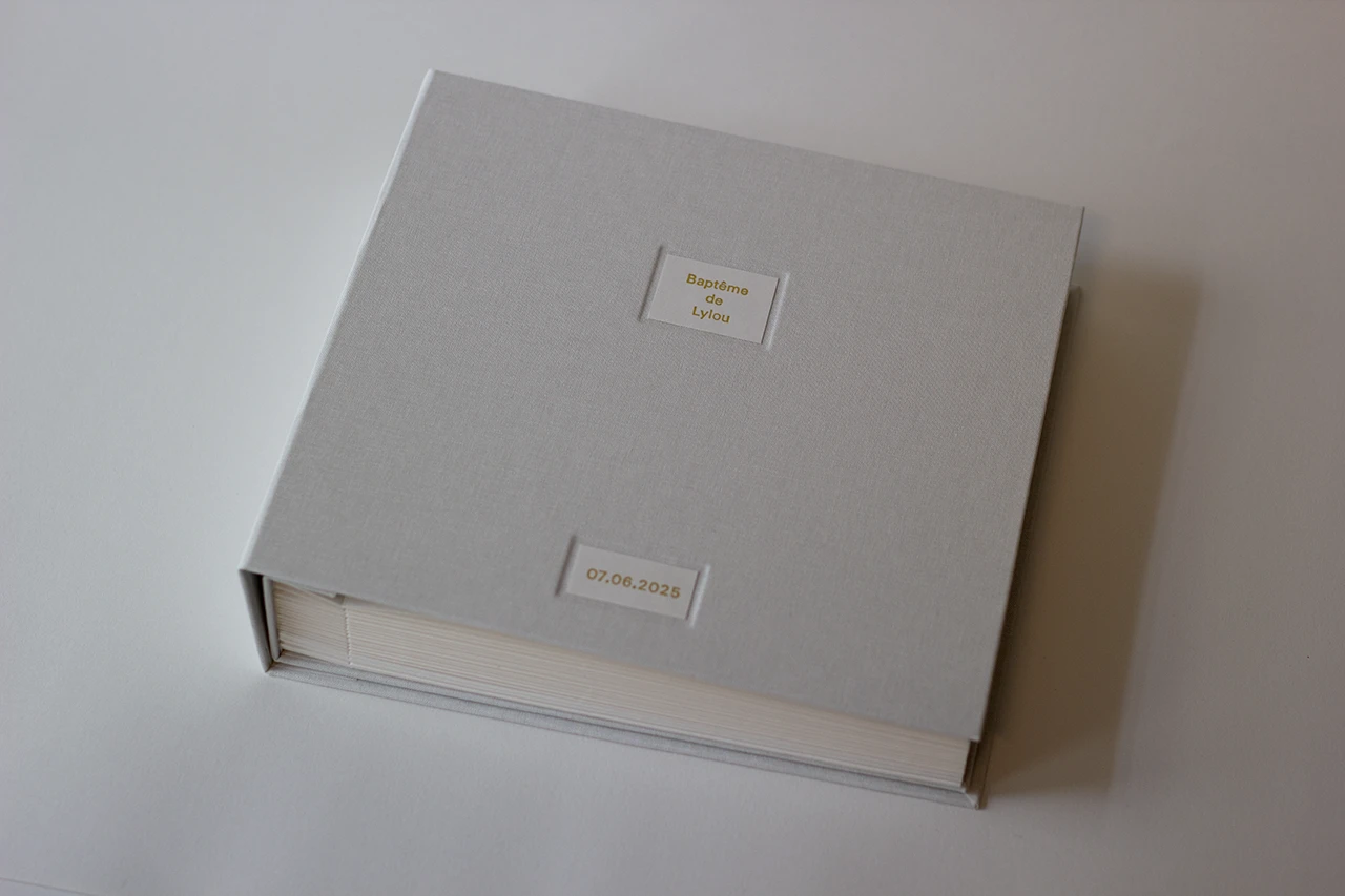 Livre d’or terminé, à plat, en toile du Marais nude de chez Winter & Company – vue de dessus.