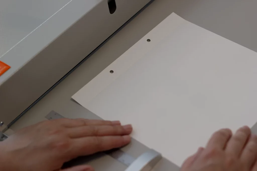 Rainage marqué sur les feuilles du livre d’or pour faciliter l’ouverture et la lecture.