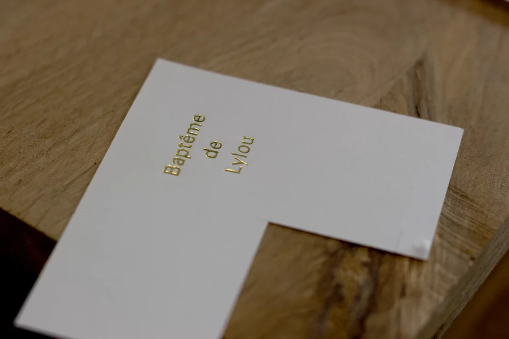 Résultat de la dorure à chaud avec le prénom de l’enfant baptisé.
