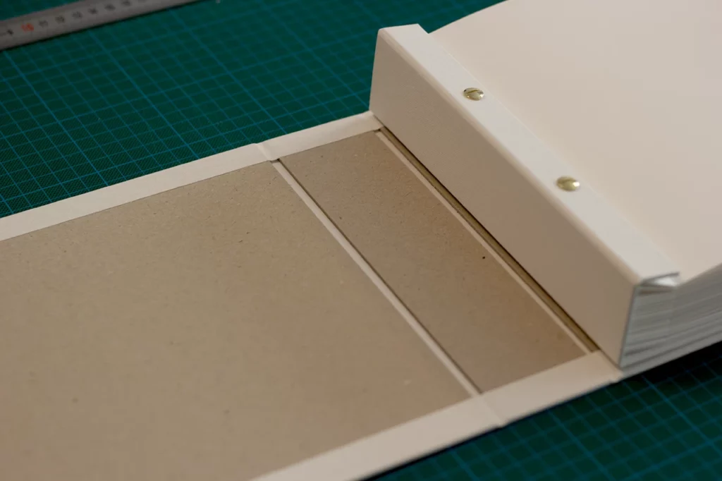 Vue du livre d’or en cours de fabrication, ouvert à plat.