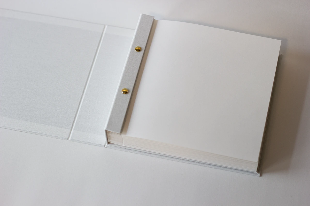 Vue intérieure du livre d’or, montrant les pages et le rabat vissé.