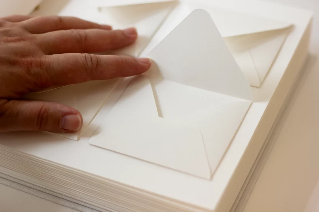 Zoom sur une enveloppe ouverte, prête à recevoir un message.