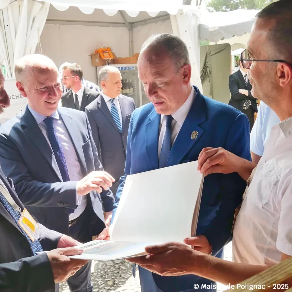 Le Prince Albert II de Monaco et le prince Ludovic de Polignac feuilletant le livre relié dans mon atelier. © Maison de Polignac