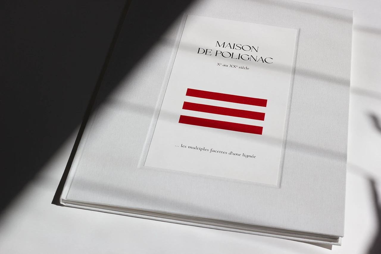 De l’atelier à Monaco : une reliure artisanale d’un livre grand format pour la Maison de Polignac, entre les mains du Prince Albert II