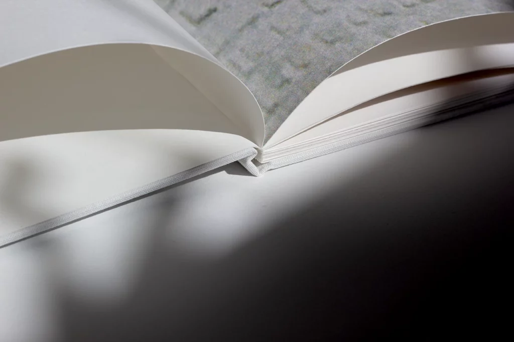Livre grand format de la Maison de Polignac, conçu et façonné dans mon atelier à Bordeaux.