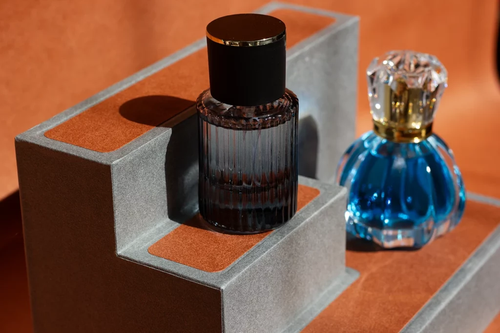 Présentoir à parfum en papier Favini Tokyo avec deux flacons de parfum.