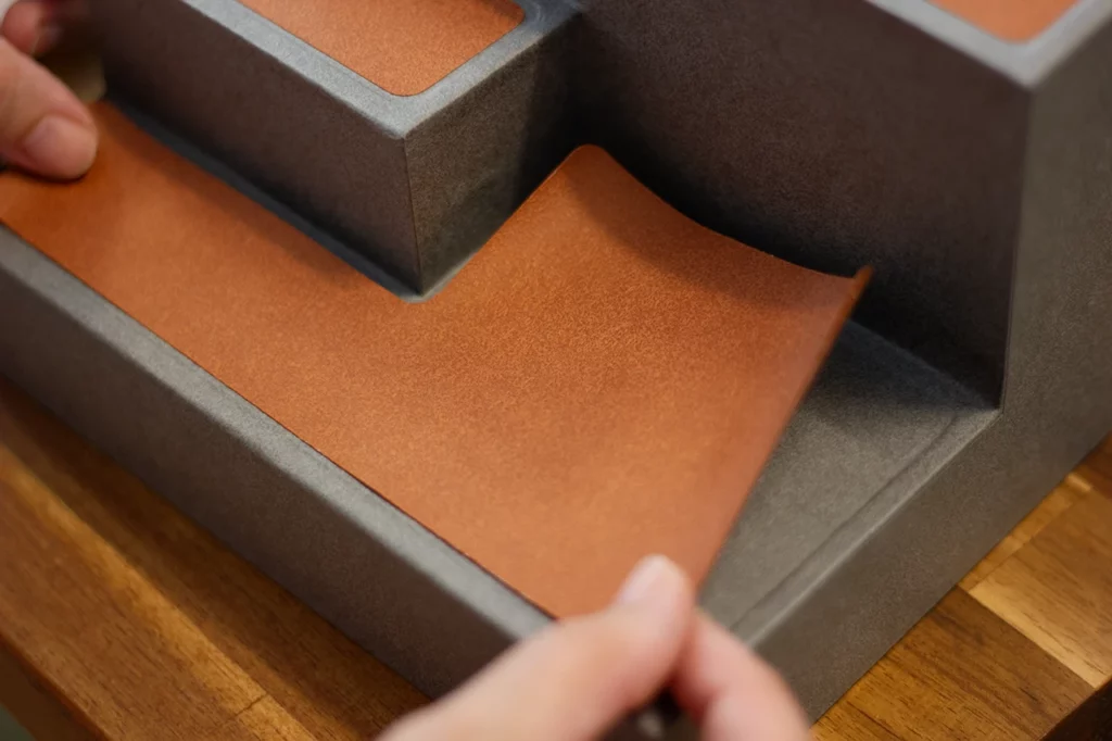 Revêtement intérieur des cuvettes avec le papier Favini Tokyo Rust.