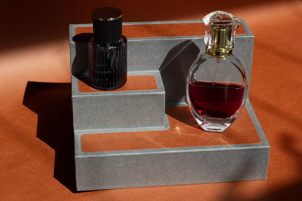 Vue de haut du présentoir à parfum en papier Favini Tokyo avec deux flacons.