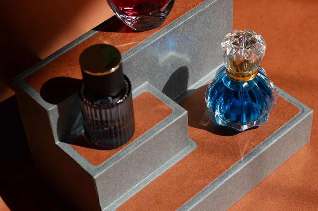Vue de haut du présentoir à parfum en papier Favini Tokyo avec trois flacons.