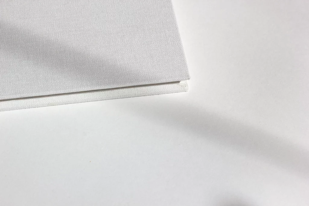 Zoom sur la toile de reliure Marais NUDE de Winter & Company utilisée pour la couverture.
