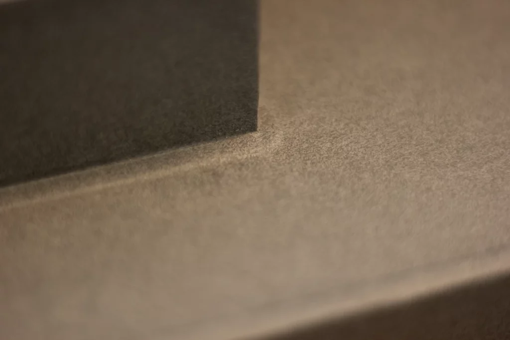 Zoom sur une cuvette du présentoir recouverte de papier Tokyo.
