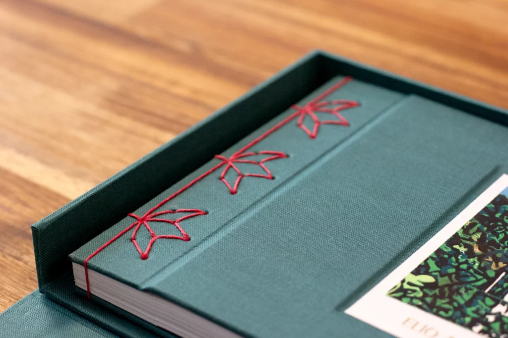 Carnet artisanal placé dans sa boîte à clapet, réalisé lors d’un atelier d’artisanat sur-mesure à Bordeaux.