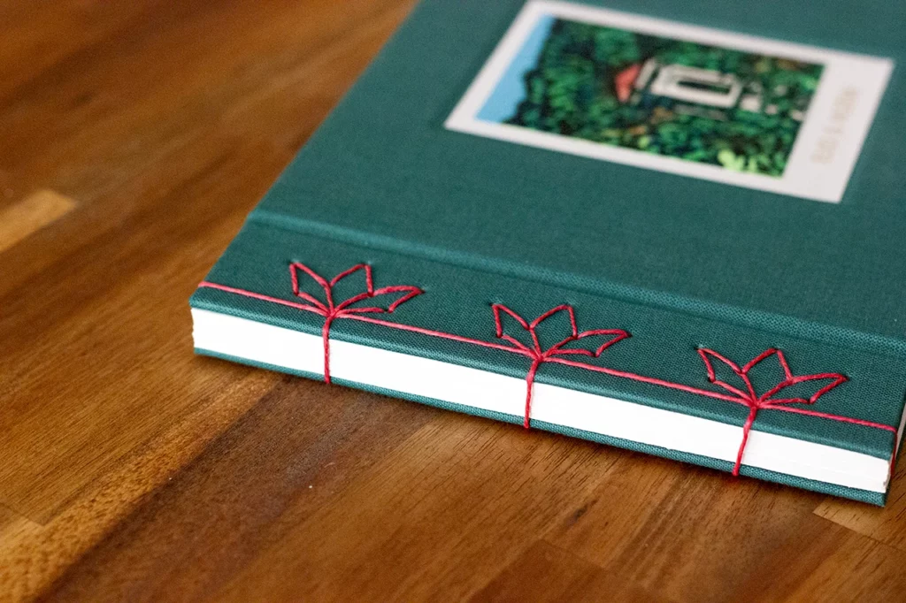 Carnet fait main à reliure japonaise, motif floral. Créé lors d’un atelier d’artisanat sur-mesure à l’atelier Forme contre forme, à Bordeaux.