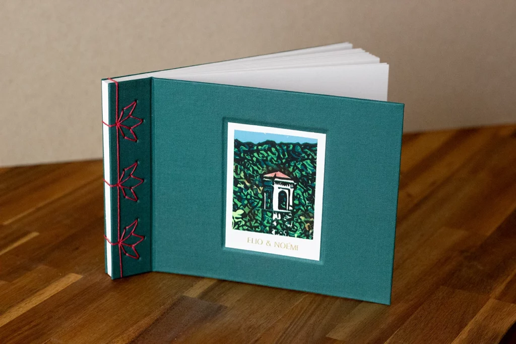 Carnet fait main en toile de reliure vert forêt satinée, reliure japonaise. Réalisé lors d’un atelier d’artisanat sur-mesure, il associe linogravure et dorure à chaud.