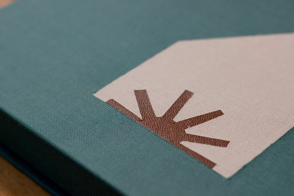 Marqueterie de toile sur une boîte à clapet, représentant un moulin, souvenir d’une construction du grand-père de Laura.