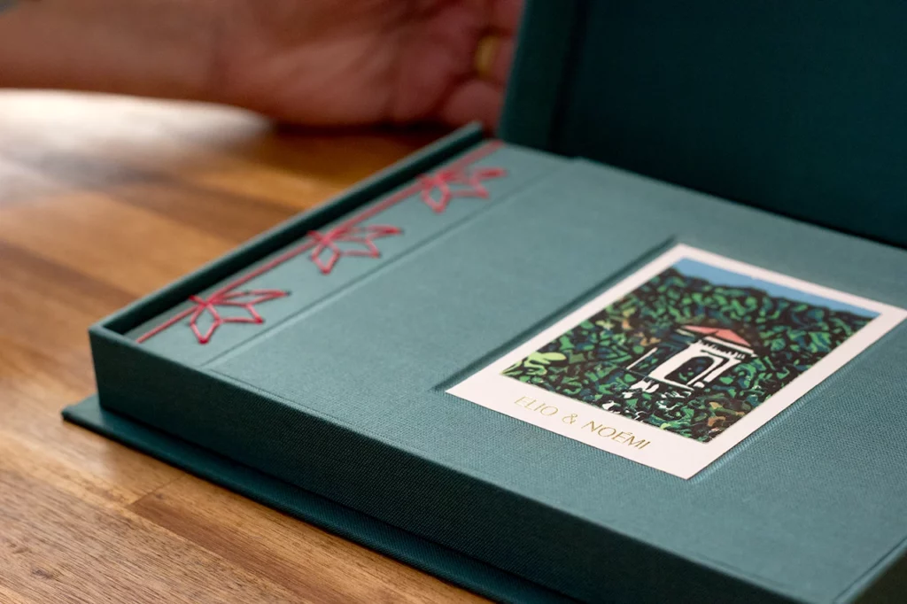 Ouverture de la boîte à clapet, laissant apparaître le carnet fait main terminé.