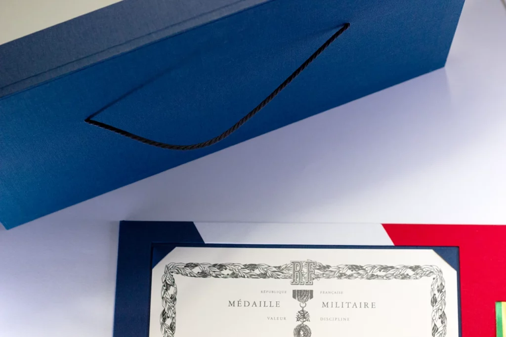 Finition avec système d’accrochage renforcé.