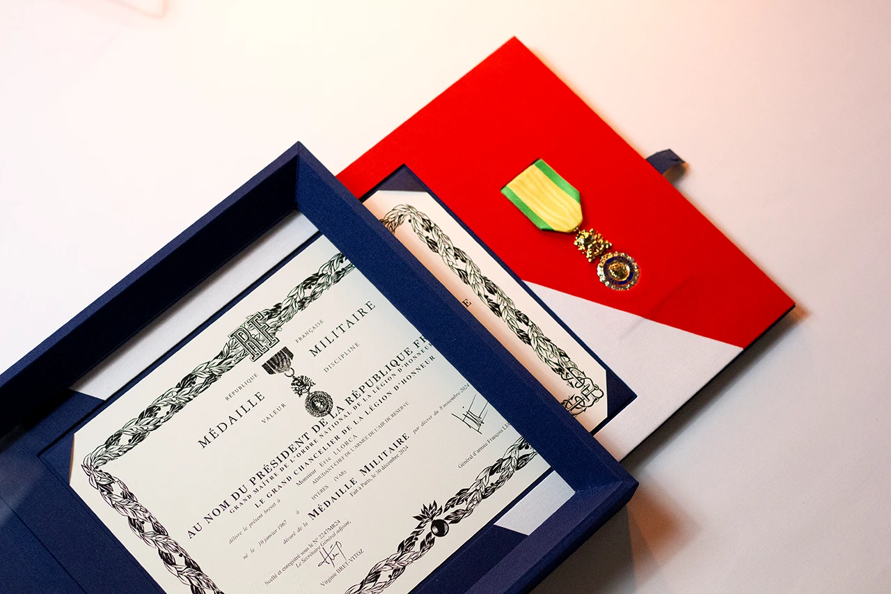 Encadrement sur mesure en toile de reliure pour une médaille et un diplôme militaire